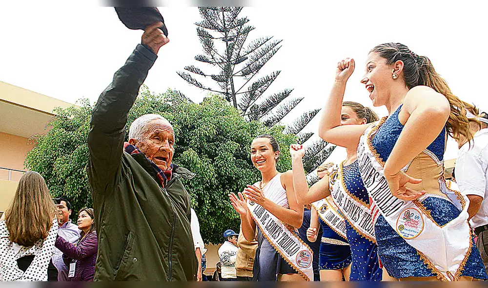 Gran gesto. Bailaron con personas de la tercera edad. Gran gesto. Bailaron con personas de la tercera edad.