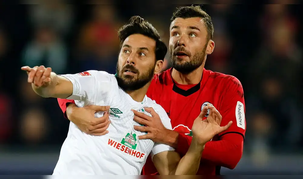 Claudio Pizarro: directivo del Werder Bremen criticó la actitud del peruano al posar con una cerveza cuando el equipo pelea el descenso.