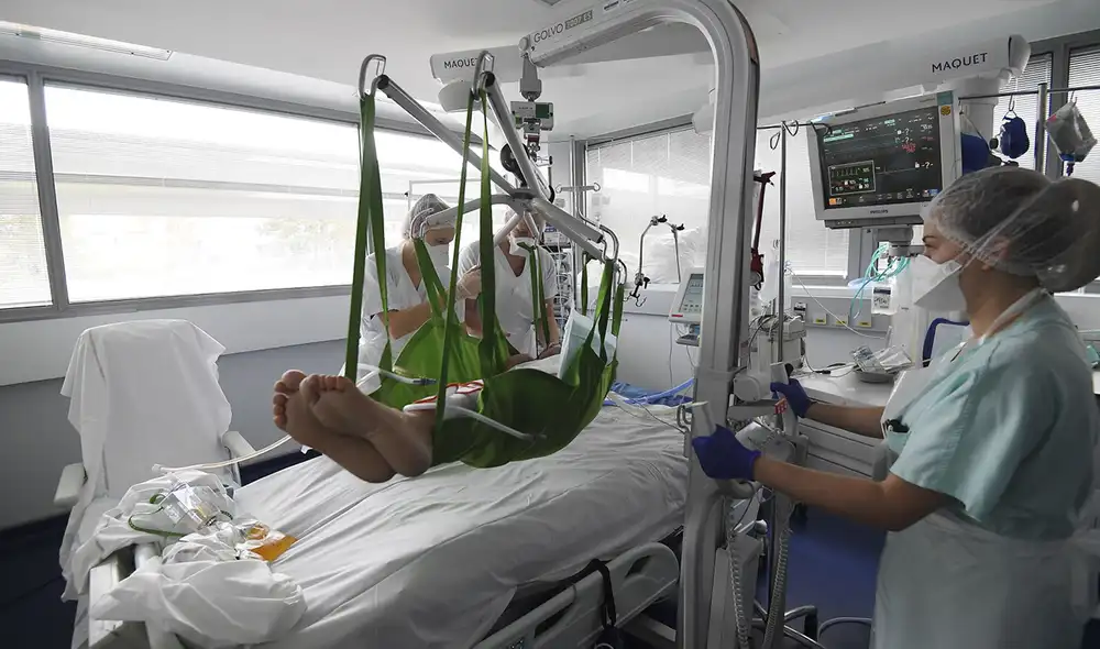 En las últimas 24 horas, se registraron 298 decesos a causa de la COVID-19. Foto: AFP En las últimas 24 horas, se registraron 298 decesos a causa de la COVID-19. Foto: AFP