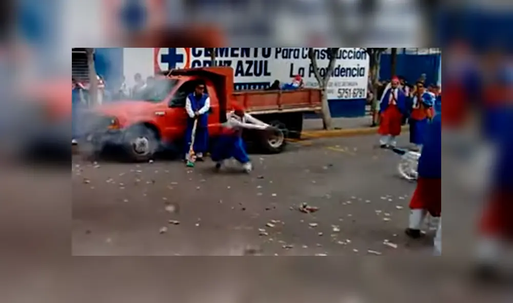Uno de los fanáticos sufrió las consecuencias de haber prendido el poderoso cañón. Foto: captura