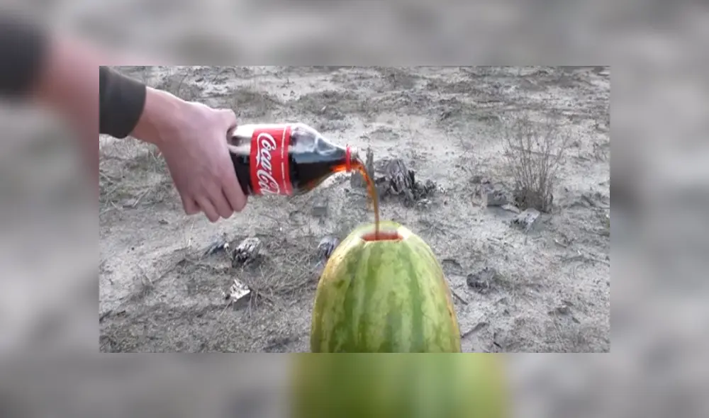 Desliza hacia la izquierda para ver el resultado de combinar Coca Cola con abundantes Mentos. Desliza hacia la izquierda para ver el resultado de combinar Coca Cola con abundantes Mentos.