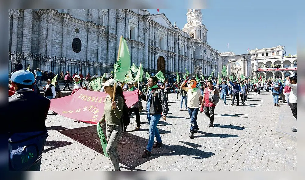 PARO REGIONAL AREQUIPA
CONTUNDENTE PARO CON MILES DE MANIFESTANTES EN DIFERENTES PARTES DE LA CIUDAD DE AREQUIPA PARO REGIONAL AREQUIPA
CONTUNDENTE PARO CON MILES DE MANIFESTANTES EN DIFERENTES PARTES DE LA CIUDAD DE AREQUIPA