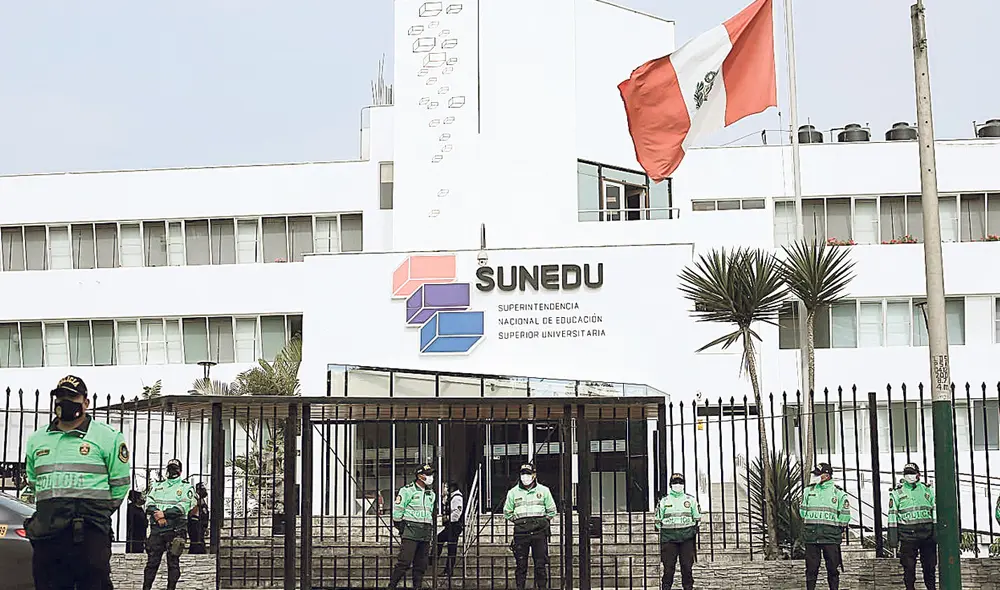 Rodeada. El temor de que se capture la Sunedu desde el Congreso continúa. Los actos de los miembros de la Comisión de Educación dicen más que sus palabras. Foto: John Reyes/La República Rodeada. El temor de que se capture la Sunedu desde el Congreso continúa. Los actos de los miembros de la Comisión de Educación dicen más que sus palabras. Foto: John Reyes/La República