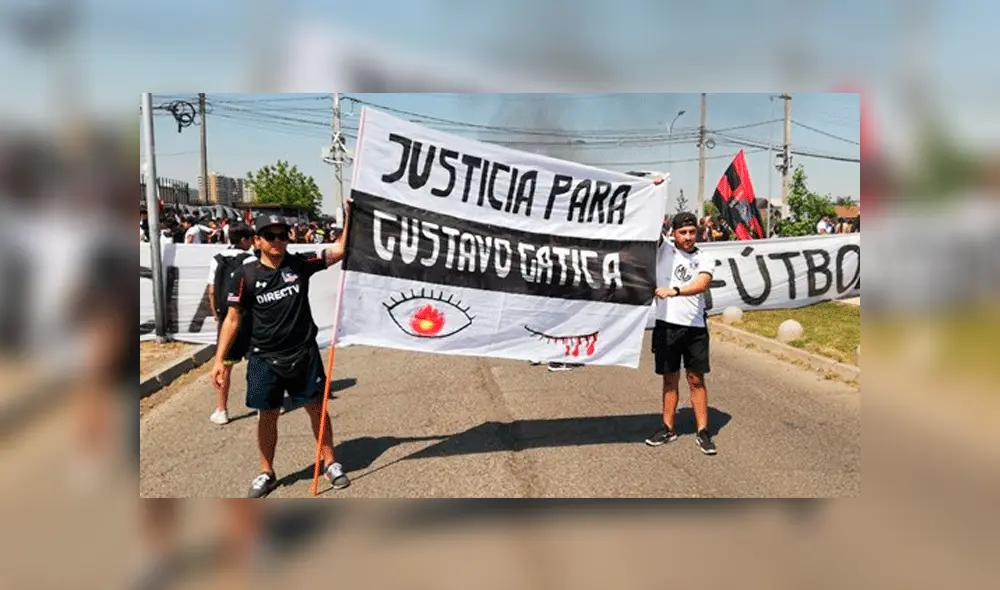 Hinchas muestran su rechazo a continuación de torneo local. Foto: ADN Radio