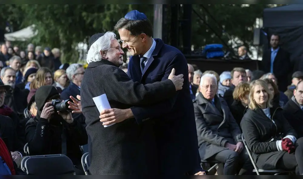 El primer ministro holandés Mark Rutte (R) abraza al presidente Jacques Grishaver del Comité Auschwitz holandés en el monumento Auschwitz Never Again durante el Recuerdo Nacional del Holocausto en Amsterdam, Países Bajos, 26 de enero de 2020.