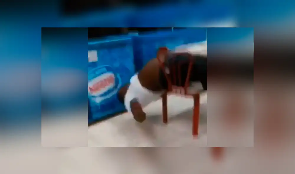 Facebook viral: hombre es troleado cruelmente luego de caerse de una silla mientras dormía [VIDEO]