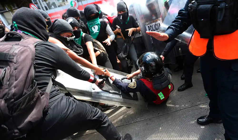 Según las autoridades, cuatro elementos policiales resultaron heridas en la marcha convocada en Ciudad de México. Foto: EFE