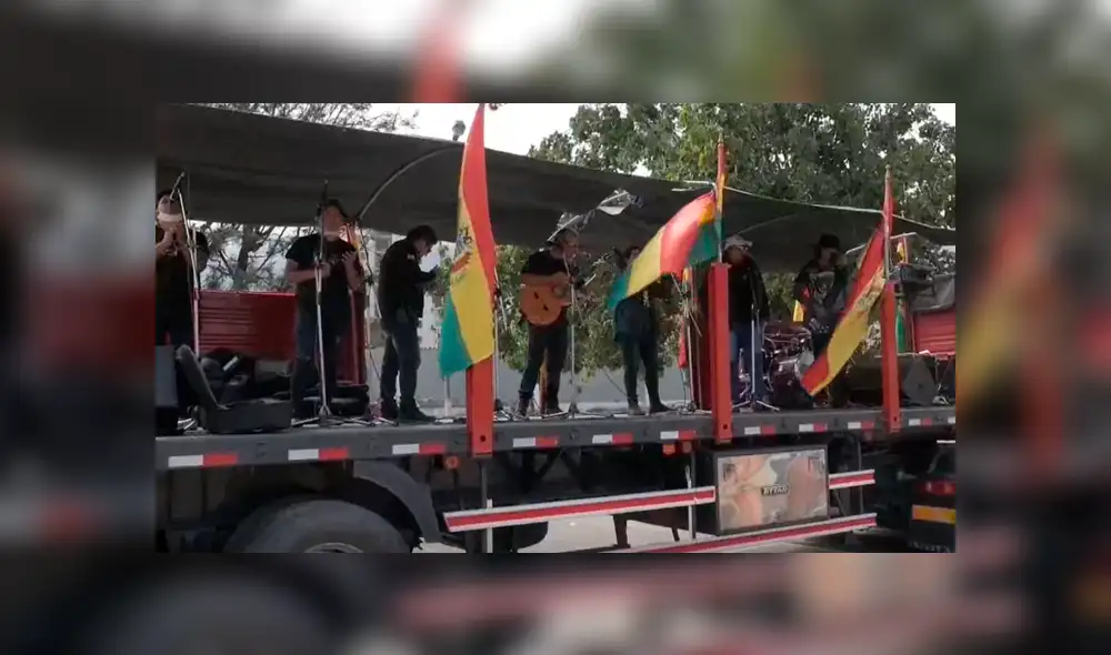 Desliza la imagen de Facebook para verlas todas. Desliza la imagen de Facebook para verlas todas.