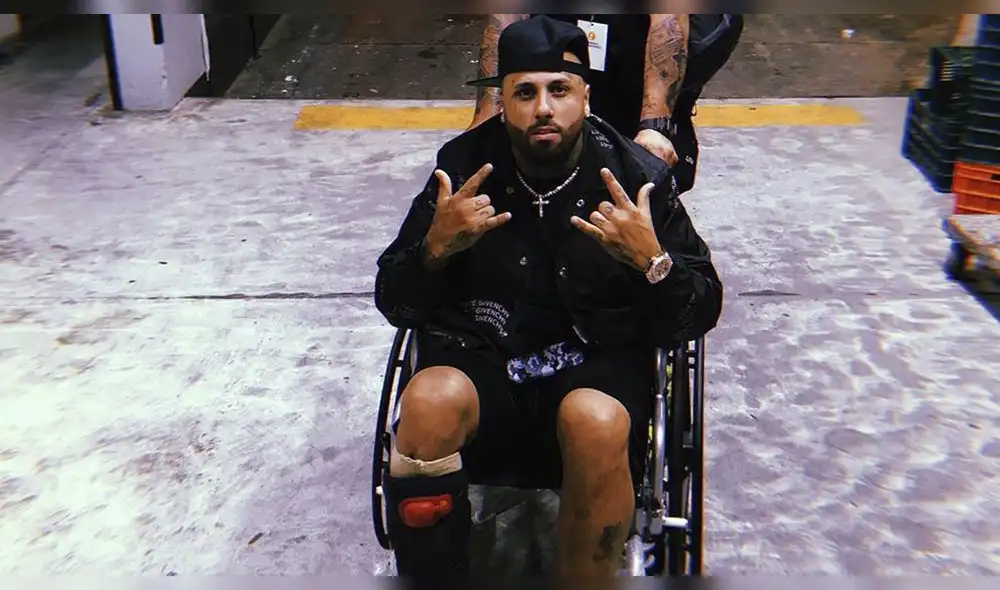 Nicky Jam canta sentado por fuerte lesión en el pie [VIDEO]