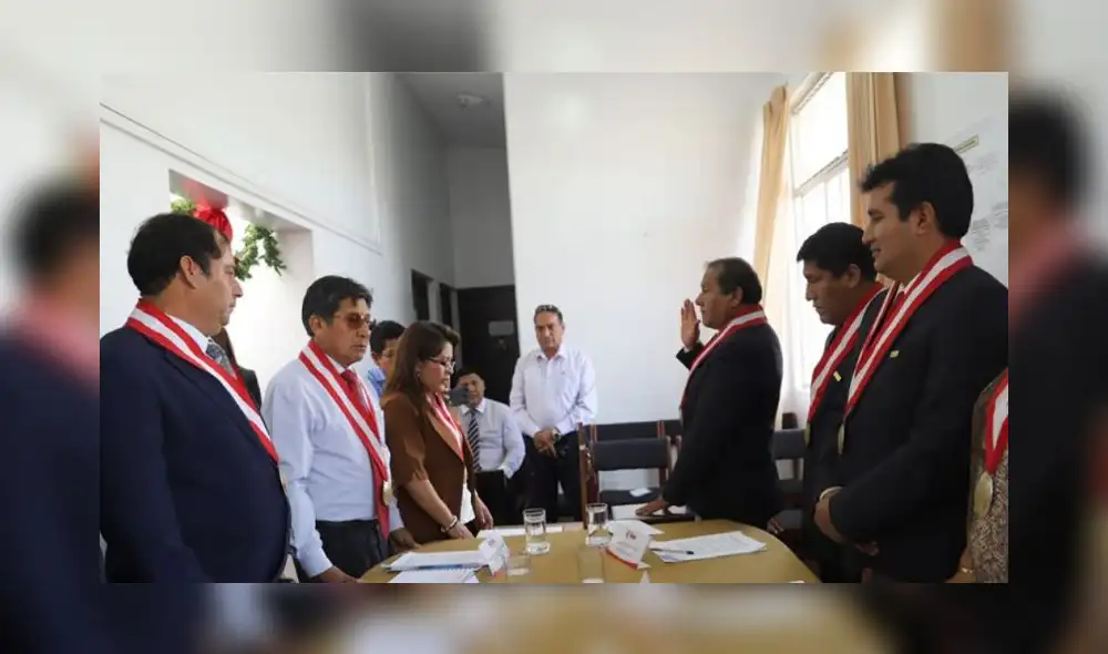 Ceremonia. Huancapaza juramentó a consejero Condori. Ceremonia. Huancapaza juramentó a consejero Condori.