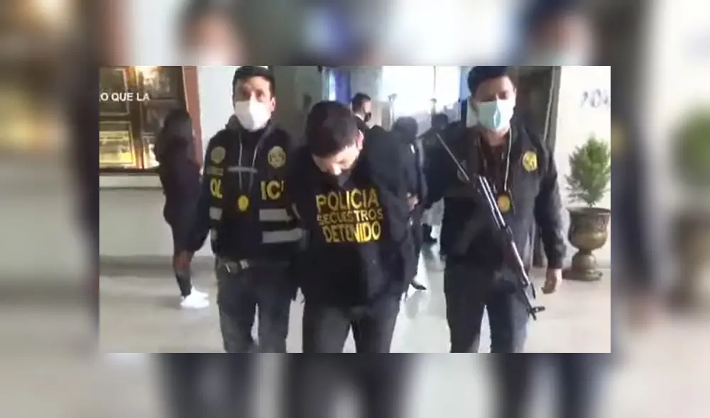 Los sospechoso pretendieron huir del lugar, pero fueron capturados tras una persecución por cuatro cuadras. (Foto: Captura de video / ATV Noticias) Los sospechoso pretendieron huir del lugar, pero fueron capturados tras una persecución por cuatro cuadras. (Foto: Captura de video / ATV Noticias)