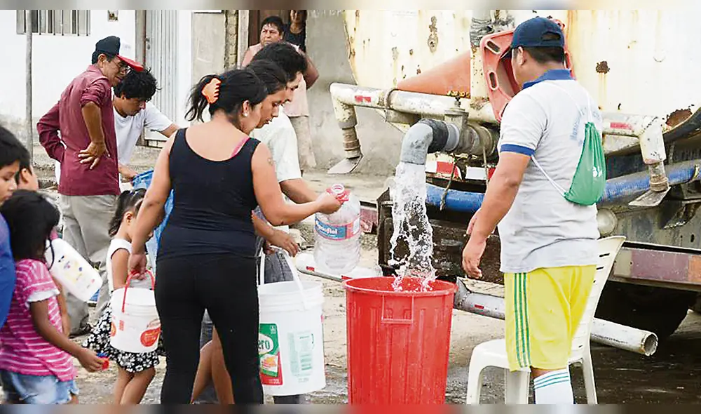 Vecinos tienen que cargar agua a sus hogares.