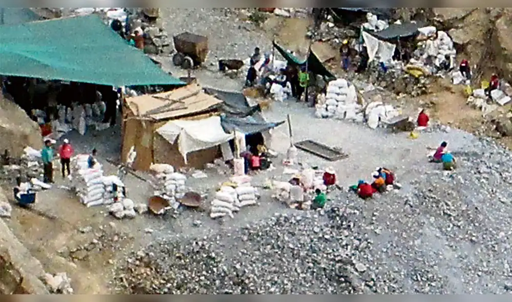 Mineros ilegales marchan contra acuerdo regional