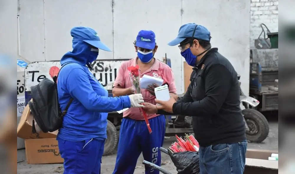 Entregan rosas a trabajadores de limpieza pública por el Día de la Madre Trujillo Entregan rosas a trabajadores de limpieza pública por el Día de la Madre Trujillo