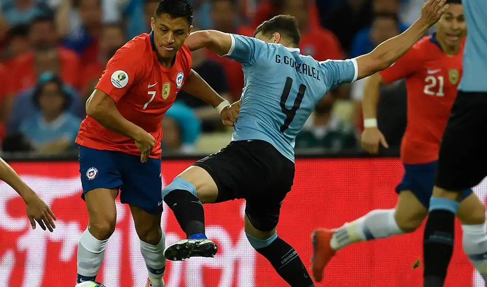 Alexis Sánchez tuvo polémico gesto tras invasión de hincha en choque ante Uruguay.
