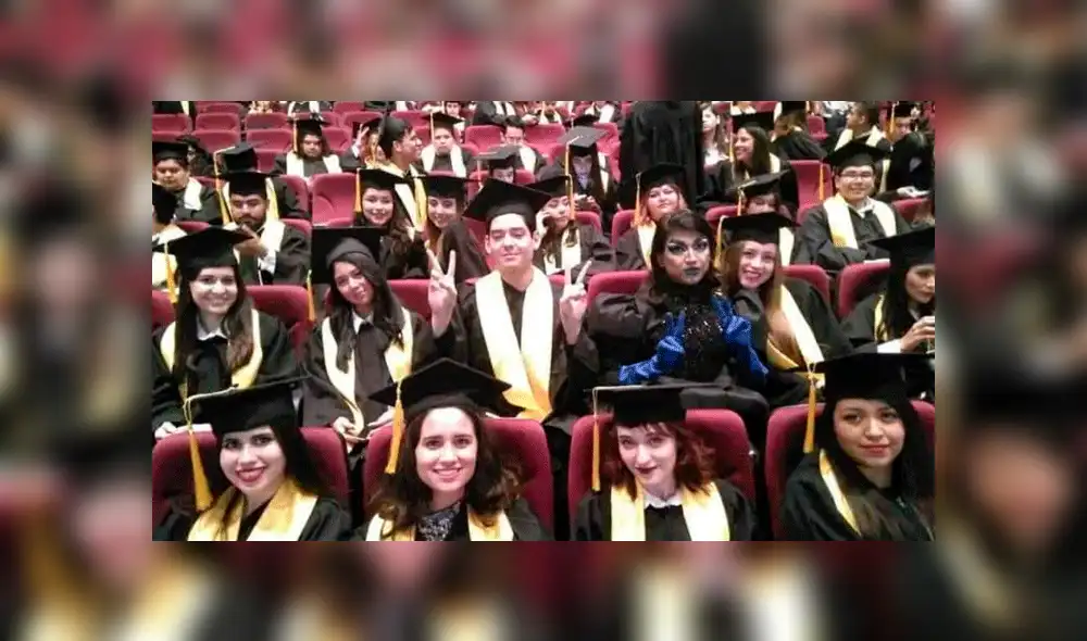 Facebook: joven acude a su ceremonia de graduación vestido de Drag Queen [FOTOS]