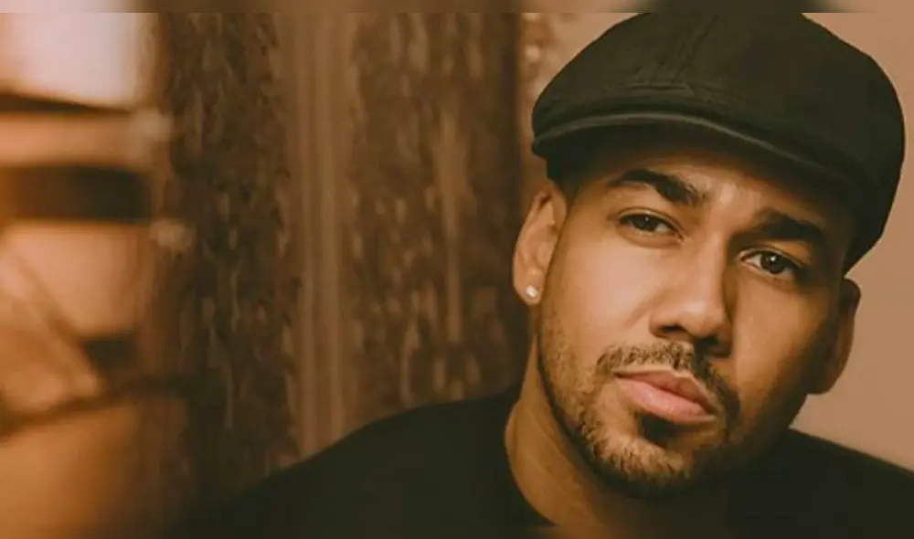 Romeo Santos aparece arrodillado y desnudo para dar importante noticia