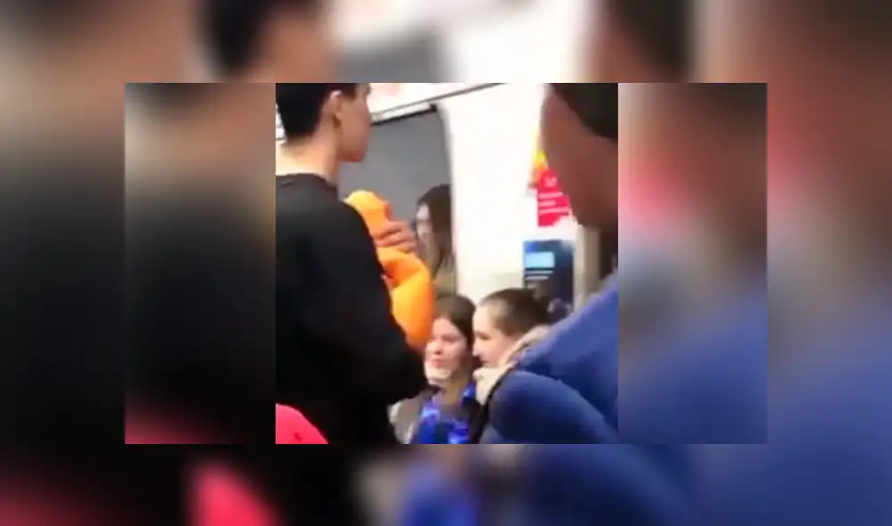 Un chico tuvo una ingeniosa idea para engañar a la gente y conseguir asiento en el transporte público.
