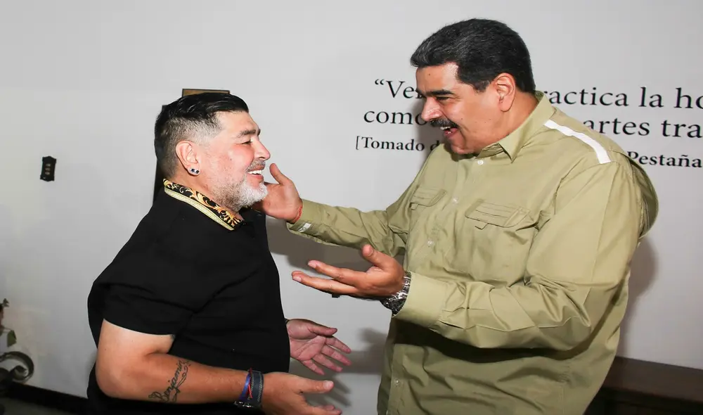 This handout photo released by Venezuelan Presidency press officce shows Venezuela's President Nicolas Maduro (R) greeting Argentina's former football player Diego Armando Maradona (L) at the Miraflores Palace in Caracas, on January 21, 2020. (Photo by STR / Venezuelan Presidency / AFP) / RESTRICTED TO EDITORIAL USE - MANDATORY CREDIT "AFP PHOTO /  VENEZUELAN PRESIDENCY / MARCELO GARCIA" - NO MARKETING - NO ADVERTISING CAMPAIGNS - DISTRIBUTED AS A SERVICE TO CLIENTS