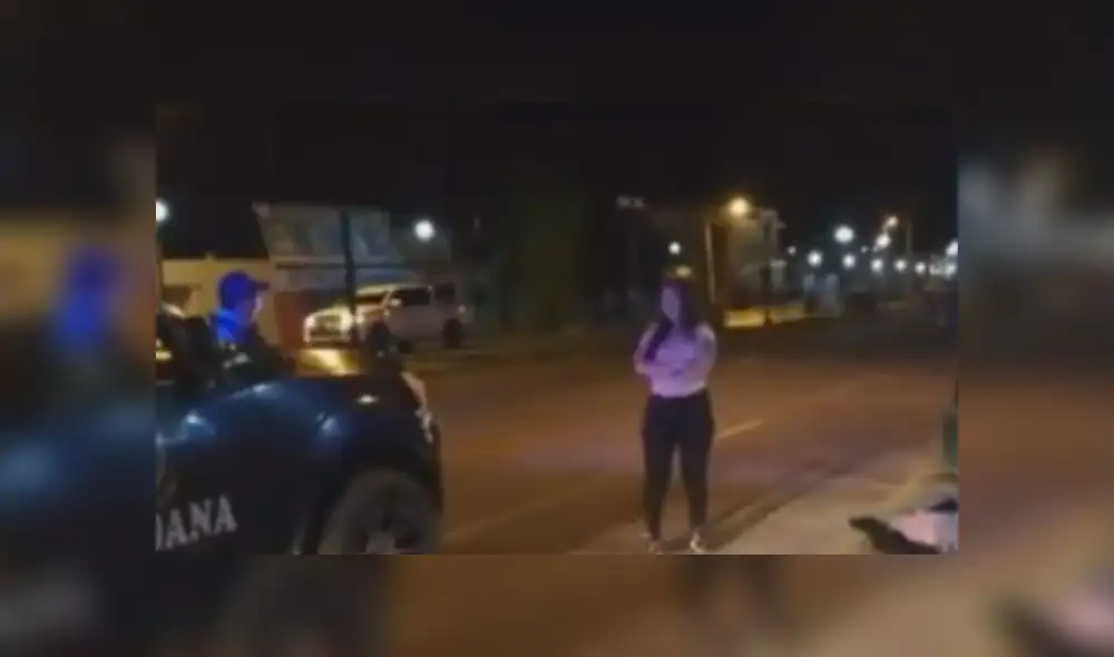 Mujer pasó varios minutos en la calle, a pesar de la presencia de policías y serenos. (Foto: Captura de video / Latina Noticias) Mujer pasó varios minutos en la calle, a pesar de la presencia de policías y serenos. (Foto: Captura de video / Latina Noticias)