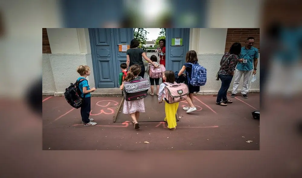Parents and children arrive at the Jules Julien elementary school in Toulouse, southern France, on June 22, 2020 following the reopening of schools as France eases lockdown measures taken to curb the spread of the COVID-19 (the novel coronavirus). (Photo by Lionel BONAVENTURE / AFP) Parents and children arrive at the Jules Julien elementary school in Toulouse, southern France, on June 22, 2020 following the reopening of schools as France eases lockdown measures taken to curb the spread of the COVID-19 (the novel coronavirus). (Photo by Lionel BONAVENTURE / AFP)