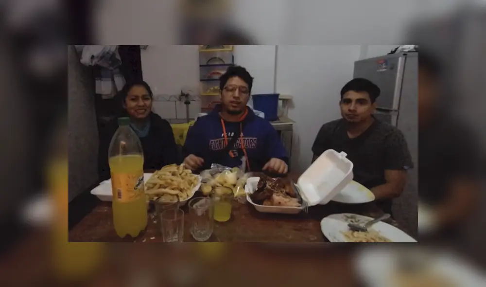 Unos jóvenes adquirieron esta peculiar oferta de Pollo a la brasa y mostraron como luce. Foto: YouTube Unos jóvenes adquirieron esta peculiar oferta de Pollo a la brasa y mostraron como luce. Foto: YouTube