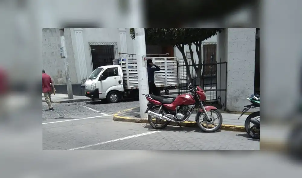 Arequipa: camión estacionado en plena vía impide libre tránsito 