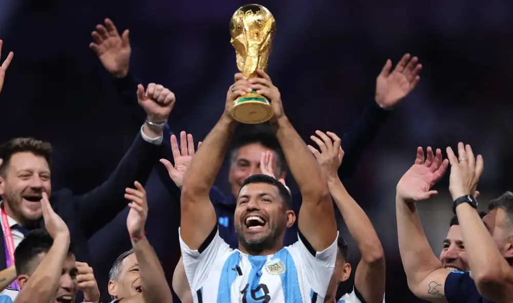 Sergio Agüero celebró el campeonato de Argentina en la cancha de Lusail. Foto: EFE Sergio Agüero celebró el campeonato de Argentina en la cancha de Lusail. Foto: EFE
