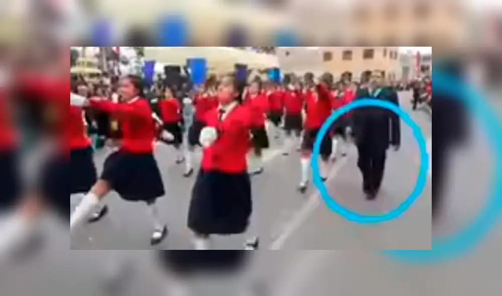 Video es viral en Facebook. La escolar pasó un vergonzoso momento en pleno desfile, luego de que su zapato saliera volando por los aires. Foto: Captura.