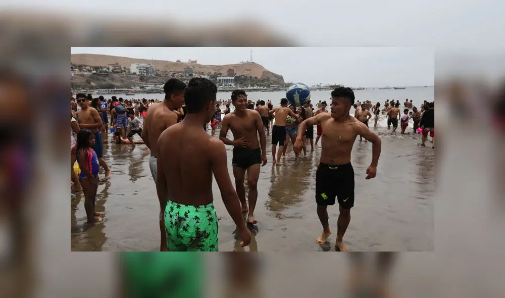 Agua Dulce se vio repleta de personas, quienes llegaron con sombrillas y muchas ganas de pasar el primer día del año. (Foto: Jorge Cerdán / La República)