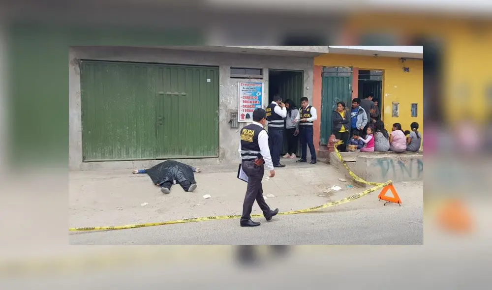 propietarios de vivienda en calle Los Regadores se percataron del cadáver de víctima. (Foto: Cristhian Moreno / La República) propietarios de vivienda en calle Los Regadores se percataron del cadáver de víctima. (Foto: Cristhian Moreno / La República)