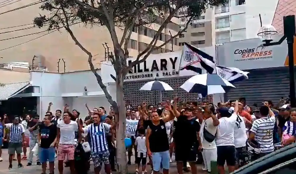 Hinchas de Alianza Lima hicieron sentir su apoyo al equipo antes del clásico. Foto: Tv Perú