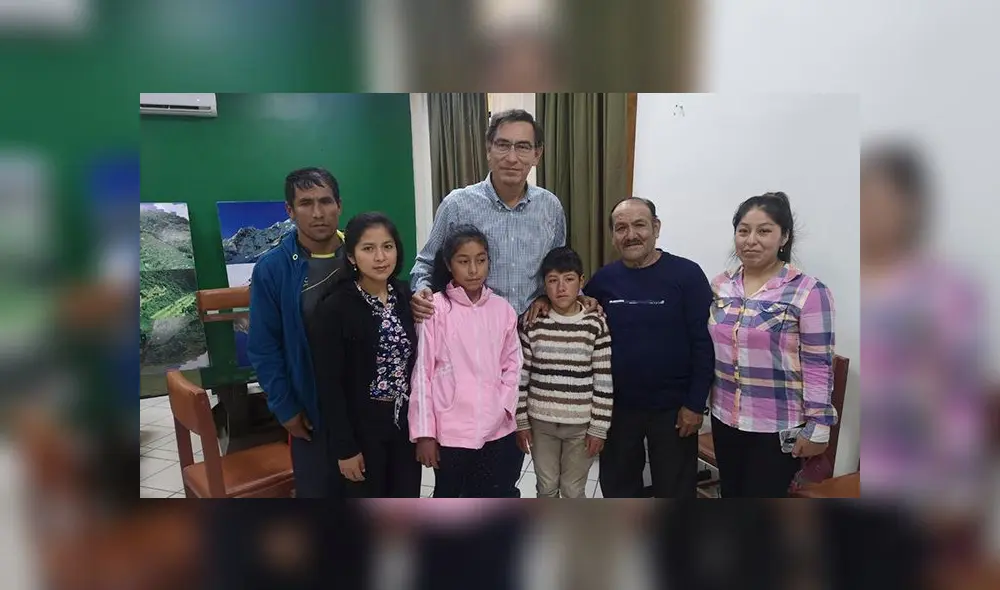 Fotografía de niños junto a presidente Vizcarra fue compartida por trabajador de municipio de Santa Teresa.