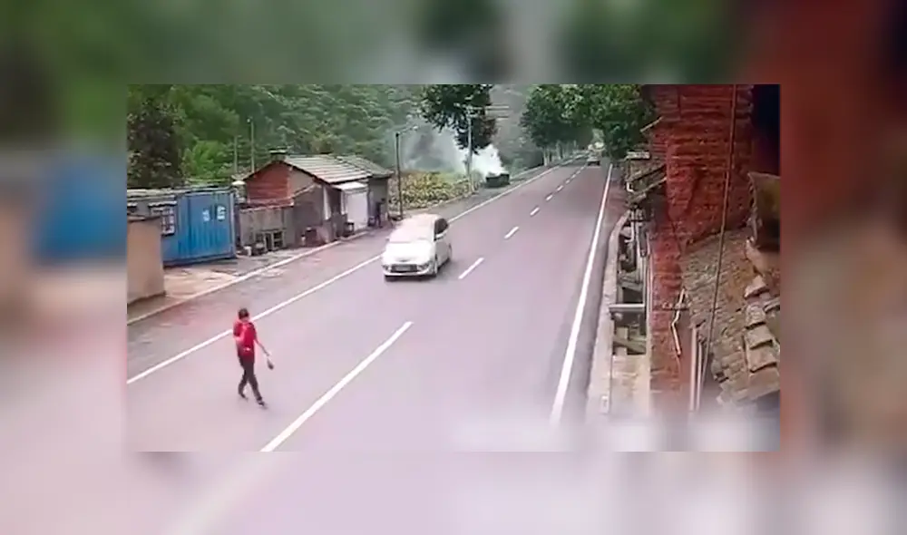 Facebook viral: joven casi muere atropellado por cruzar la pista totalmente distraído [VIDEO]