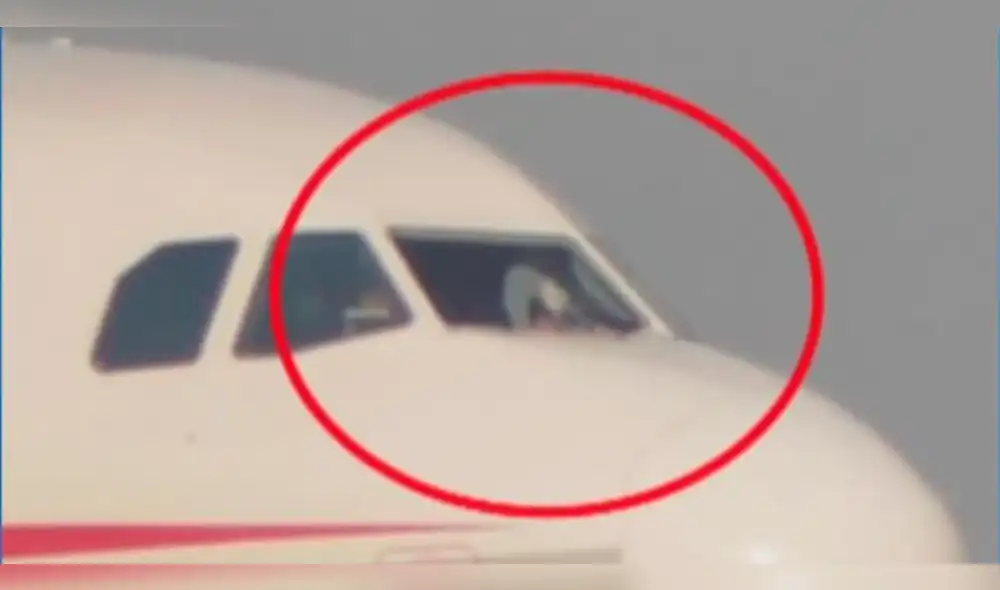 YouTube: copiloto casi es succionado tras explosión de ventana de avión [VIDEO]
