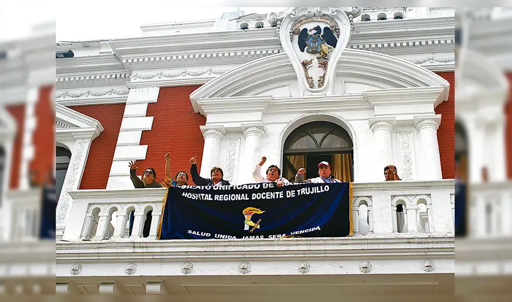 MANIFESTANTES. Colocaron banderola en balcón municipal. MANIFESTANTES. Colocaron banderola en balcón municipal.