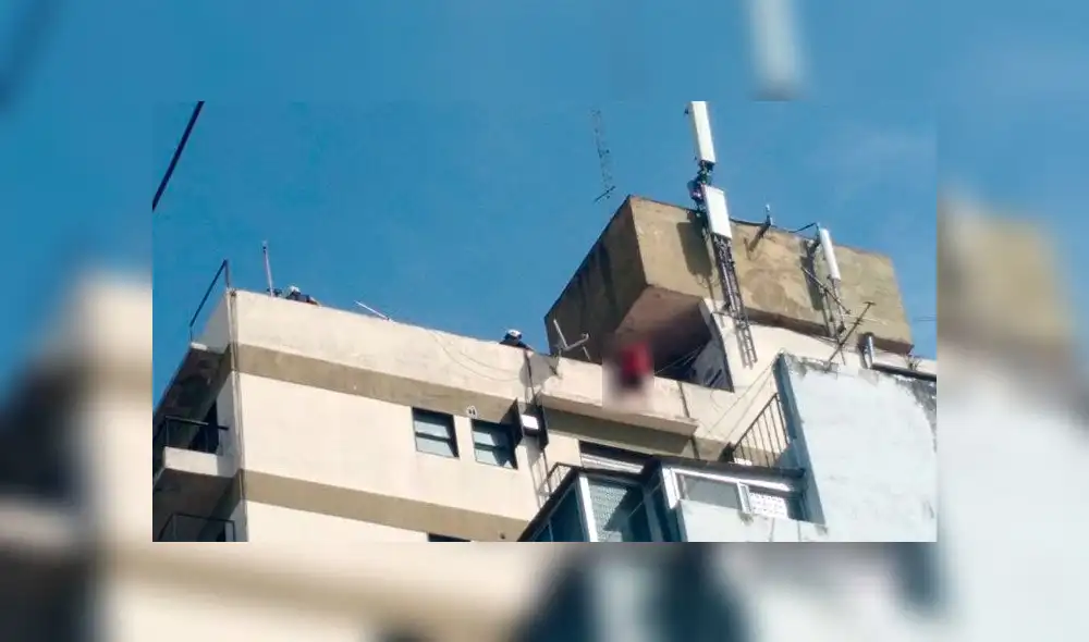 Hombre apuñala a mujer e intenta arrojarse desde la azotea de un edificio Hombre apuñala a mujer e intenta arrojarse desde la azotea de un edificio