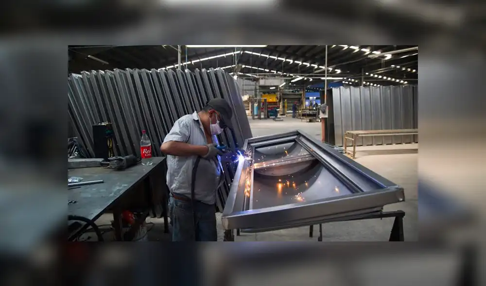 Obrero trabaja en la soldadura de un ‘Ataúd Cov’. (Foto: AFP) Obrero trabaja en la soldadura de un ‘Ataúd Cov’. (Foto: AFP)