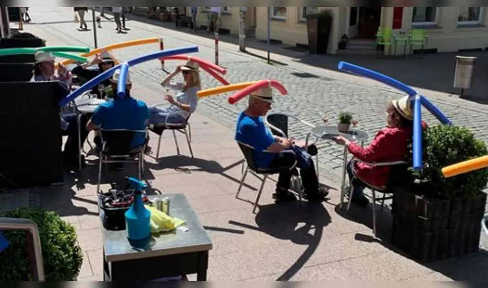 La innovadora del dueño del café para mantener la distancia social entre sus clientes fue muy comentada en las redes sociales. (Foto: Facebook) La innovadora del dueño del café para mantener la distancia social entre sus clientes fue muy comentada en las redes sociales. (Foto: Facebook)