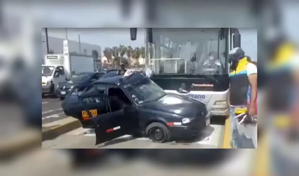 Auto de color negro quedó con graves daños en su estructura. (Foto: Captura de video / ATV Noticias)