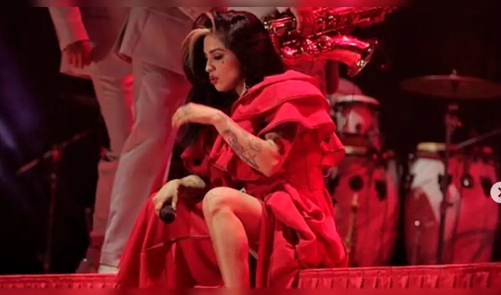 Mon Laferte sorprende a sus fans con sugerente topless 