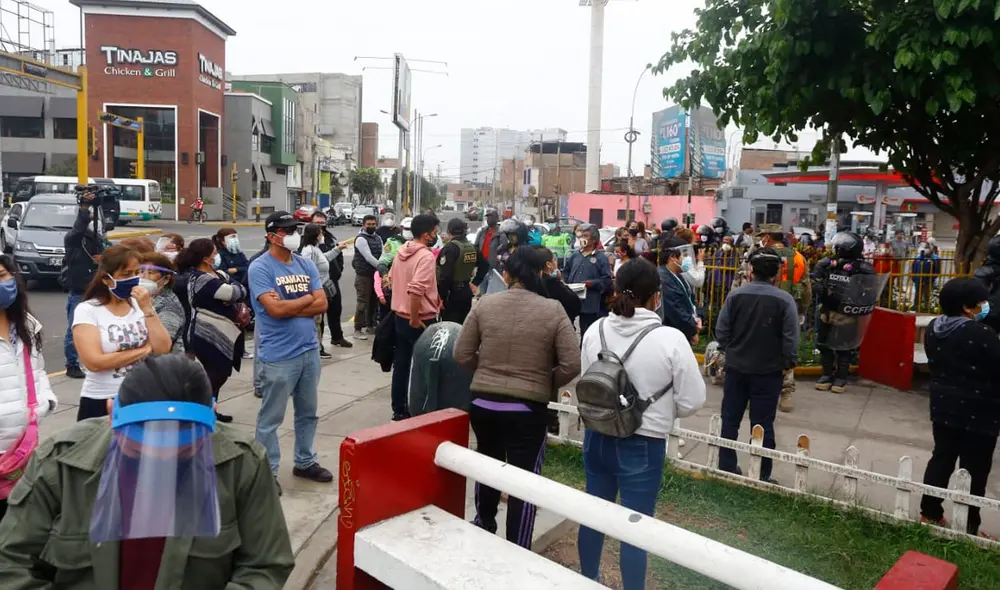 Cientos de personas llegaron desde horas de la mañana para ser parte del primer día de jornada de vacunación. Foto: Félix Contreras / La República