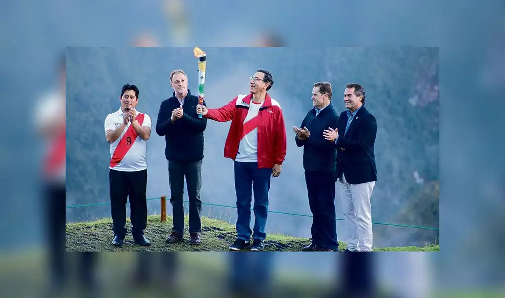 flama. Presidente Martín Vizcarra recibió antorcha en ciudadela de Machupicchu.