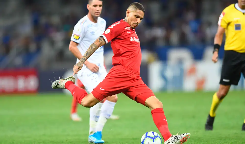 El capitán de la selección peruana fue galardonado este martes con los premios al mejor jugador y goleador de la Copa Brasil con la camiseta del Internacional de Porto Alegre.