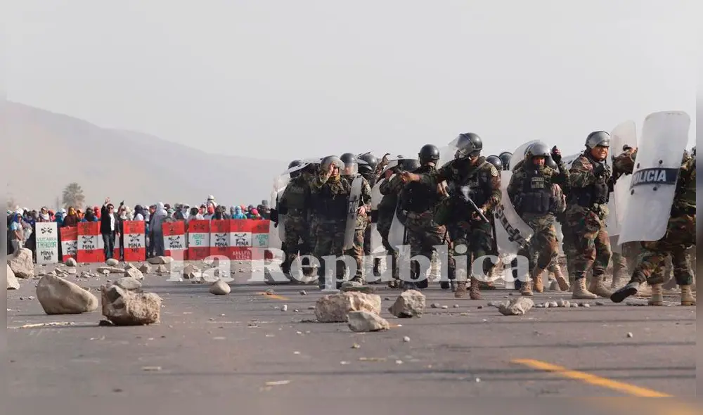 Después de varios años, espartambos y policías se vuelven a ver. Los agentes del orden retroceden un poco.