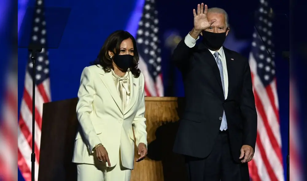 A market trader shows different currency notes in Caracas on March 10, 2019, during the third day of a massive power outage which has left Venezuelans without communications, electricity and water. - The unprecedented power outage already left 15 patients dead and threatens to extend indefinitely, increasing distress for the severe political and economic crisis hitting the oil-rich South American nation. (Photo by Cristian Hernandez / AFP)