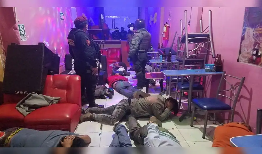 En primer operativo encontraron a varones y mujeres libando alcohol.