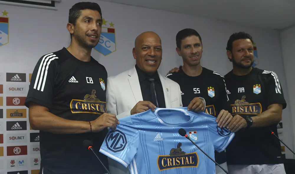 Sporting Cristal presentó a Roberto Mosquera como nuevo técnico. Foto: Eric Villalobos