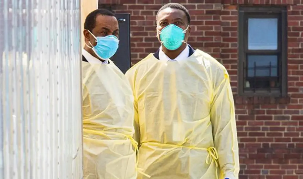 Personal del hospital Mount Sinai en Astoria, en el barrio de Queens (Nueva York), con mascarillas y ropa protectora durante el brote de COVID-19. Foto ONU Personal del hospital Mount Sinai en Astoria, en el barrio de Queens (Nueva York), con mascarillas y ropa protectora durante el brote de COVID-19. Foto ONU
