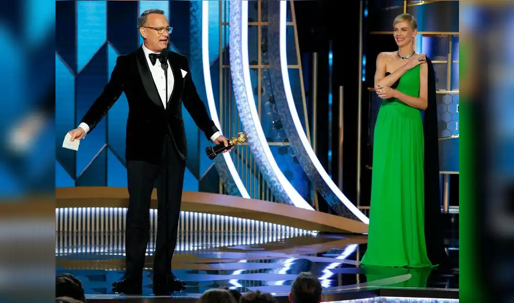 Charlize Theron observa mientras Tom Hanks agradece por el reconocimiento. (Foto: Quien)